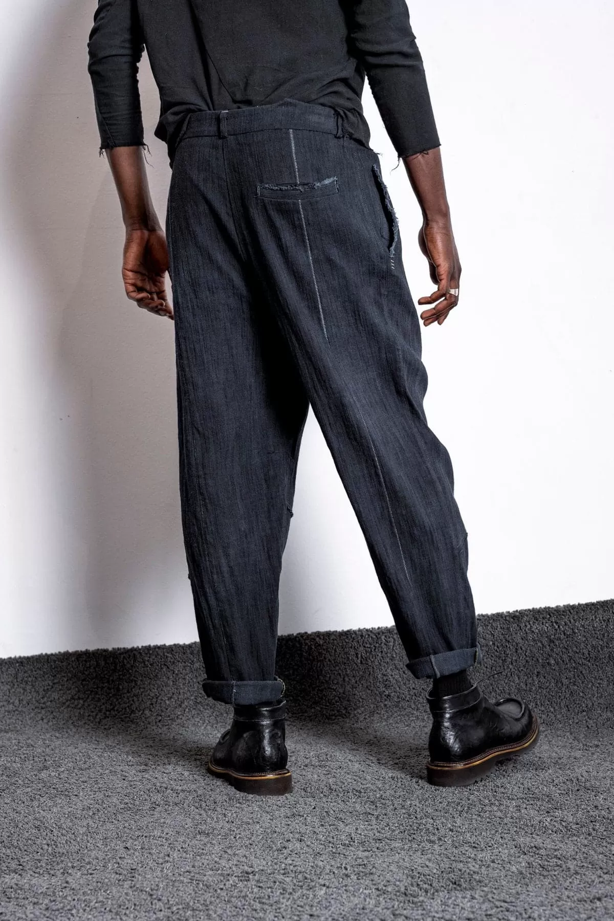 eigensinnig wien | Meinong | Distressed Tapered Herrenhose aus Baumwolle in Marineblau